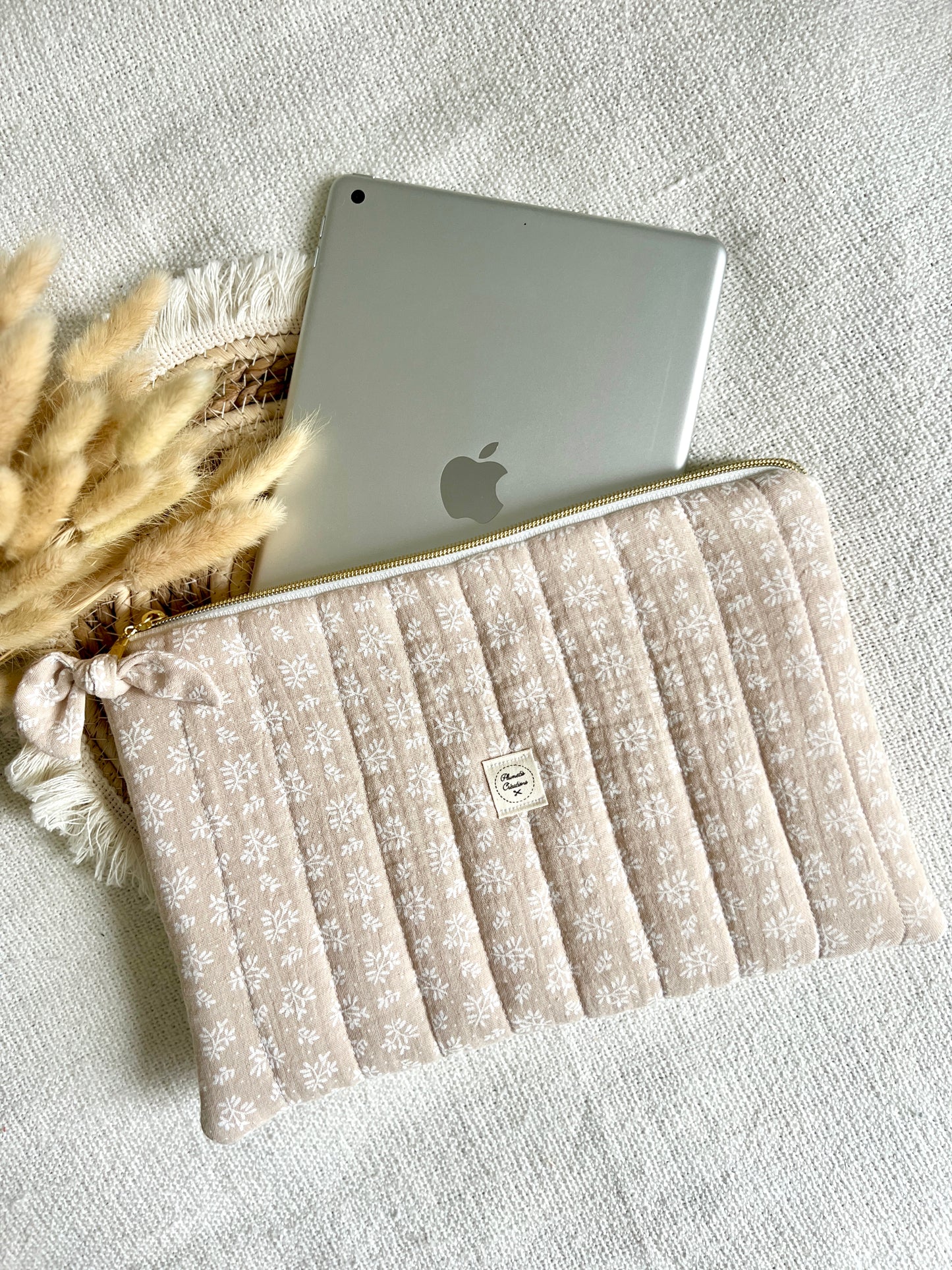 (En stock) Grande Pochette plate matelassée Feuilles d'hivers Beige